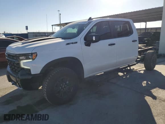 ✅ 2025 Chevrolet Silverado 1500 • VIN: 3GCUKHE88SG155418 • Лот: 43241485. Опубликован ранее на Copart с пробегом 471 миль. Бесплатный доступ к архиву аукционных продаж из США и подробный отчёт об истории автомобиля на DreamBid. Изображение 1.