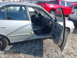 2005 Hyundai Accent GLS z VIN KMHCG45C05U611631, wystawiony jako IAAI lot #43112047 z przebiegiem 171 240 mil mil oraz . Historia ofert i sprzedaży dostępna na DreamBid. Obrazek 5.