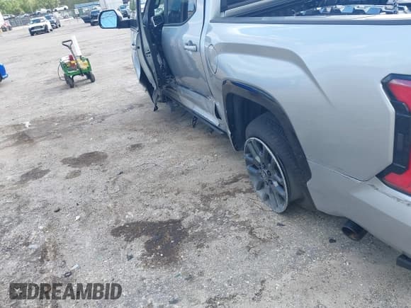 ✅ 2025 Toyota Tundra Platinum Hybrid • VIN: 5TFNC5DB3SX093824 • Lot: 43479760. Wystawiony na IAAI z przebiegiem Nie podano. Bezpłatny archiwum sprzedaży aukcyjnych z USA i szczegółowy raport historii pojazdu na DreamBid. Zdjęcie 20.