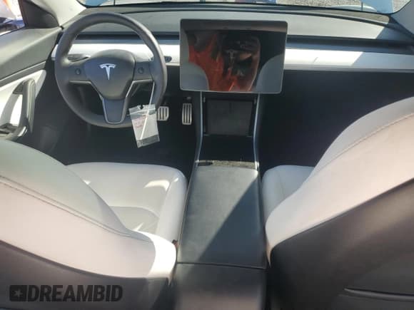 ✅ 2020 Tesla Model 3 Performance • VIN: 5YJ3E1EC8LF715069 • Lot: 85345565. Wystawiony na Copart z przebiegiem 70 017 mil. Bezpłatny archiwum sprzedaży aukcyjnych z USA i szczegółowy raport historii pojazdu na DreamBid. Zdjęcie 11.