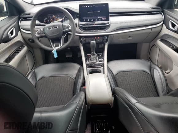 ✅ 2023 Jeep Compass Altitude • VIN: 3C4NJDBNXPT549589 • Lot: 67194585. Wystawiony na Copart z przebiegiem 65 422 mil. Bezpłatny archiwum sprzedaży aukcyjnych z USA i szczegółowy raport historii pojazdu na DreamBid. Zdjęcie 8.