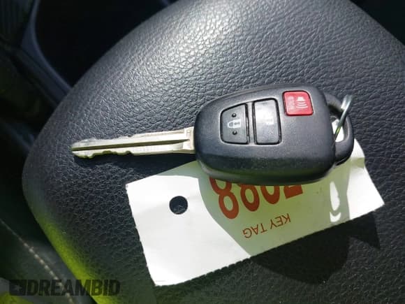 ✅ 2013 Toyota RAV4 XLE • VIN: 2T3WFREV2DW014968 • Lot: 43915808. Listed on IAAI with 147,696 mi. Free auction sales archive from the USA and detailed vehicle history report at DreamBid. Image 11.