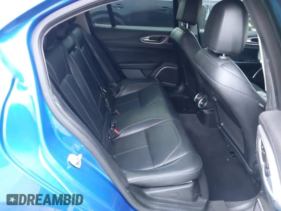 ✅ 2017 Alfa Romeo Giulia • VIN: ZARFAEDN9H7558626 • Lot: 40517767. Wystawiony na IAAI z przebiegiem 99 040 mil. Bezpłatny archiwum sprzedaży aukcyjnych z USA i szczegółowy raport historii pojazdu na DreamBid. Zdjęcie 8.