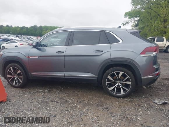 ✅ 2024 Volkswagen Atlas SEL Premium R-Line • VIN: 1V2FE2CA0RC253583 • Lot: 41951435. Wystawiony na IAAI z przebiegiem 4 668 mil. Bezpłatny archiwum sprzedaży aukcyjnych z USA i szczegółowy raport historii pojazdu na DreamBid. Zdjęcie 14.
