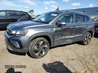 ✅ 2024 Volkswagen Taos SE • VIN: 3VVVX7B23RM055983 • Лот: 86253915. Опубликован ранее на Copart с пробегом 16 728 миль. Бесплатный доступ к архиву аукционных продаж из США и подробный отчёт об истории автомобиля на DreamBid. Изображение 1.