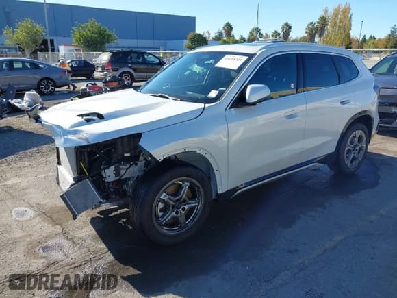 ✅ 2025 BMW X1 xDrive28i • VIN: WBX73EF02S5288879 • Lot: 43635229. Wystawiony na IAAI z przebiegiem 2 609 mil. Bezpłatny archiwum sprzedaży aukcyjnych z USA i szczegółowy raport historii pojazdu na DreamBid. Zdjęcie 2.