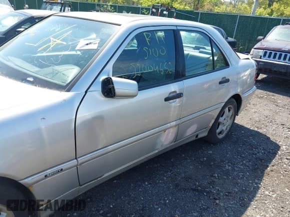 ✅ 2000 Mercedes-Benz C 230 Kompressor • VIN: WDBHA24G8YA842768 • Lot: 42217994. Wystawiony na IAAI z przebiegiem Nie podano. Bezpłatny archiwum sprzedaży aukcyjnych z USA i szczegółowy raport historii pojazdu na DreamBid. Zdjęcie 6.