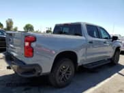 ✅ 2024 Chevrolet Silverado 1500 LT Trail Boss • VIN: 3GCUDFED5RG142390 • Lot: 69454445. Wystawiony na Copart z przebiegiem 32 041 mil. Bezpłatny archiwum sprzedaży aukcyjnych z USA i szczegółowy raport historii pojazdu na DreamBid. Zdjęcie 3.