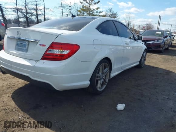 ✅ 2014 Mercedes-Benz C 250 • VIN: WDDGJ4HB6EG286448 • Lot: 41668638. Wystawiony na IAAI z przebiegiem 93 204 mil. Bezpłatny archiwum sprzedaży aukcyjnych z USA i szczegółowy raport historii pojazdu na DreamBid. Zdjęcie 4.