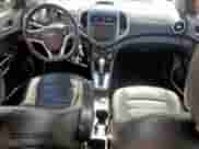 2013 Chevrolet Sonic RS z VIN 1G1JG6SB2D4197715, wystawiony jako Copart lot #67290115 z przebiegiem 110 669 mil mil oraz Szkoda całkowita • Salvage title. Historia ofert i sprzedaży dostępna na DreamBid. Obrazek 8.