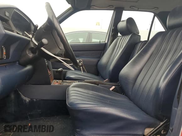 ✅ 1992 Mercedes-Benz 190 • VIN: WDBDA29D3NF993013 • Lot: 55794035. Wystawiony na Copart z przebiegiem 181 833 mil. Bezpłatny archiwum sprzedaży aukcyjnych z USA i szczegółowy raport historii pojazdu na DreamBid. Zdjęcie 7.