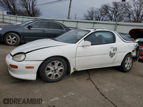 ✅ 1992 Mazda MX3 GS • VIN: JM1EC4324N0121526 • Лот: 43994005. Опубликован ранее на Copart с пробегом 141 273 миль. Бесплатный доступ к архиву аукционных продаж из США и подробный отчёт об истории автомобиля на DreamBid. Изображение 1.