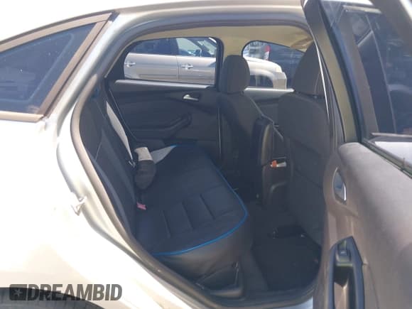 ✅ 2014 Ford Focus SE • VIN: 1FADP3F28EL274811 • Lot: 43014720. Wystawiony na IAAI z przebiegiem 99 857 mil. Bezpłatny archiwum sprzedaży aukcyjnych z USA i szczegółowy raport historii pojazdu na DreamBid. Zdjęcie 8.