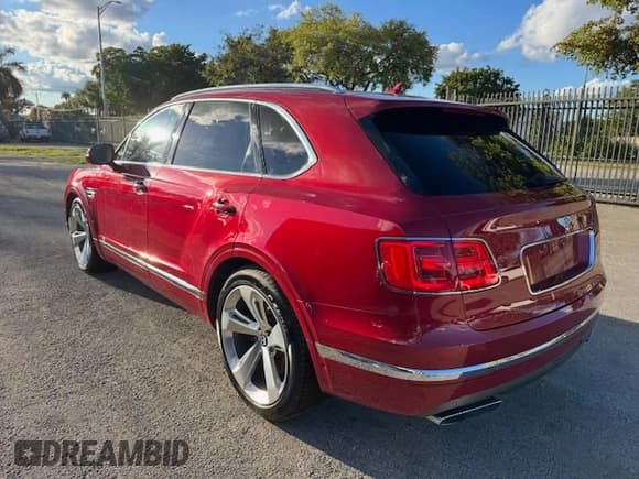 ✅ 2017 Bentley Bentayga W12 • VIN: SJAAC2ZV1HC014037 • Лот: 47256005. Опубликован ранее на Copart с пробегом 36 099 миль. Бесплатный доступ к архиву аукционных продаж из США и подробный отчёт об истории автомобиля на DreamBid. Изображение 2.