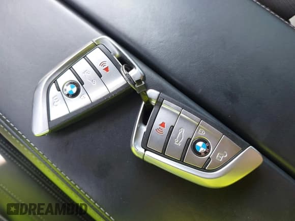 ✅ 2020 BMW 5 Series M550i xDrive • VIN: WBAJS7C00LBN96199 • Lot: 43009979. Wystawiony na IAAI z przebiegiem 79 206 mil. Bezpłatny archiwum sprzedaży aukcyjnych z USA i szczegółowy raport historii pojazdu na DreamBid. Zdjęcie 11.