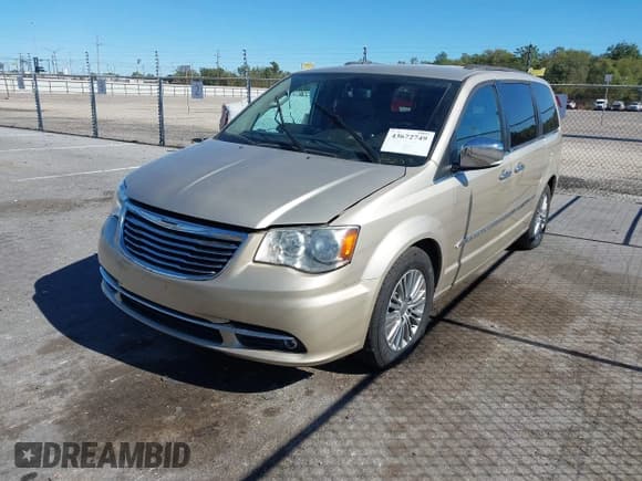 ✅ 2014 Chrysler Town & Country Touring L 30th Anniversary • VIN: 2C4RC1CG8ER374284 • Lot: 43672749. Wystawiony na IAAI z przebiegiem Nie podano. Bezpłatny archiwum sprzedaży aukcyjnych z USA i szczegółowy raport historii pojazdu na DreamBid. Zdjęcie 17.