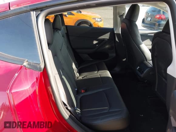 ✅ 2024 Tesla Model Y Long Range • VIN: 7SAYGDEE9RF199805 • Lot: 42018221. Wystawiony na IAAI z przebiegiem 7 359 mil. Bezpłatny archiwum sprzedaży aukcyjnych z USA i szczegółowy raport historii pojazdu na DreamBid. Zdjęcie 8.