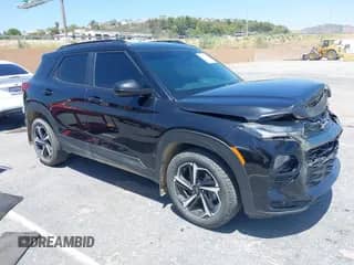 2023 Chevrolet TrailBlazer RS z VIN KL79MTSL1PB156807, wystawiony jako IAAI lot #42530240 z przebiegiem 76 520 mil mil oraz . Historia ofert i sprzedaży dostępna na DreamBid. Obrazek 1.