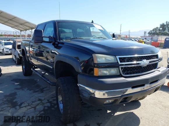 ✅ 2007 Chevrolet Silverado 2500HD LT1 • VIN: 1GCHK23DX7F190453 • Lot: 42262619. Wystawiony na IAAI z przebiegiem Nie podano. Bezpłatny archiwum sprzedaży aukcyjnych z USA i szczegółowy raport historii pojazdu na DreamBid. Zdjęcie 1.