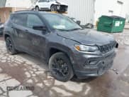 ✅ 2023 Jeep Compass Latitude • VIN: 3C4NJDBN3PT529975 • Lot: 42326495. Wystawiony na IAAI z przebiegiem 34 219 mil. Bezpłatny archiwum sprzedaży aukcyjnych z USA i szczegółowy raport historii pojazdu na DreamBid. Zdjęcie 1.