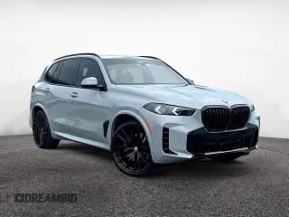 ✅ 2025 BMW X5 xDrive40i • VIN: 5UX23EU08S9Y16832 • Лот: 92845645. Опубликован ранее на Copart с пробегом 14 548 миль. Бесплатный доступ к архиву аукционных продаж из США и подробный отчёт об истории автомобиля на DreamBid. Изображение 1.