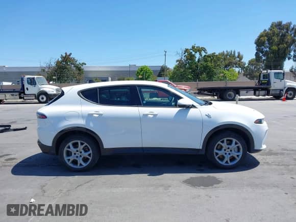 2024 Dodge Hornet R/T z VIN ZACPDFCW0R3A31298, wystawiony jako IAAI lot #42078121 z przebiegiem 44 784 mil mil oraz . Historia ofert i sprzedaży dostępna na DreamBid. Obrazek 14.