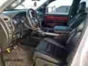 2020 Ram 1500 Rebel z VIN 1C6SRFLM1LN231228, wystawiony jako Copart lot #58342265 z przebiegiem 133 097 mil mil oraz Czysty tytuł • Clean title. Historia ofert i sprzedaży dostępna na DreamBid. Obrazek 7.