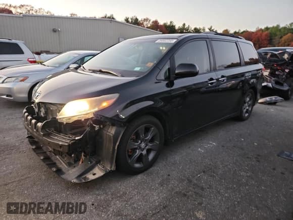 ✅ 2016 Toyota Sienna SE Premium • VIN: 5TDXK3DC8GS713847 • Lot: 89882255. Listed on Copart with 173,391 mi. Free auction sales archive from the USA and detailed vehicle history report at DreamBid. Image 1.