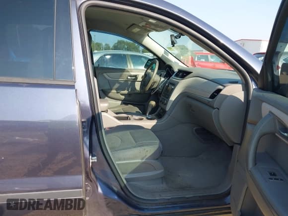 ✅ 2014 Chevrolet Traverse LS • VIN: 1GNKRFKD7EJ130710 • Lot: 43246425. Wystawiony na IAAI z przebiegiem 102 588 mil. Bezpłatny archiwum sprzedaży aukcyjnych z USA i szczegółowy raport historii pojazdu na DreamBid. Zdjęcie 5.