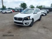 ✅ 2018 Kia Sorento SX Limited • VIN: 5XYPKDA55JG429852 • Lot: 42823592. Wystawiony na IAAI z przebiegiem 84 317 mil. Bezpłatny archiwum sprzedaży aukcyjnych z USA i szczegółowy raport historii pojazdu na DreamBid. Zdjęcie 2.