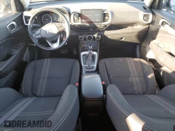 2021 Hyundai Venue SEL z VIN KMHRC8A37MU116439, wystawiony jako Copart lot #89008235 z przebiegiem 60 611 mil mil oraz Szkoda całkowita • Salvage title. Historia ofert i sprzedaży dostępna na DreamBid. Obrazek 8.