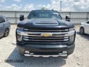 ✅ 2020 Chevrolet Silverado 2500HD High Country • VIN: 1GC4YREY2LF311637 • Lot: 68653285. Wystawiony na Copart z przebiegiem 63 421 mil. Bezpłatny archiwum sprzedaży aukcyjnych z USA i szczegółowy raport historii pojazdu na DreamBid. Zdjęcie 5.