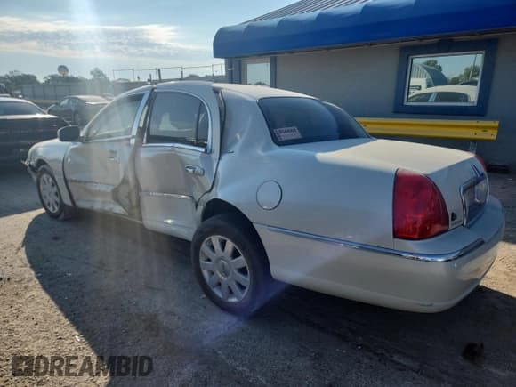 ✅ 2007 Lincoln Town Car Designer Series • VIN: 1LNHM83V17Y623244 • Lot: 84570775. Listed on Copart with 109,334 mi. Free auction sales archive from the USA and detailed vehicle history report at DreamBid. Image 2.