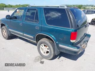 ✅ 1998 Chevrolet Blazer LS • VIN: 1GNDT13W9W2216366 • Lot: 42749884. Wystawiony na IAAI z przebiegiem Nie podano. Bezpłatny archiwum sprzedaży aukcyjnych z USA i szczegółowy raport historii pojazdu na DreamBid. Zdjęcie 3.