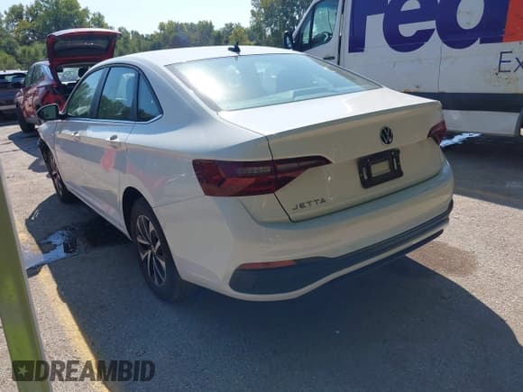 ✅ 2024 Volkswagen Jetta S • VIN: 3VW5M7BU8RM048078 • Lot: 43358073. Wystawiony na IAAI z przebiegiem 30 195 mil. Bezpłatny archiwum sprzedaży aukcyjnych z USA i szczegółowy raport historii pojazdu na DreamBid. Zdjęcie 3.