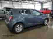2013 Chevrolet Sonic LT z VIN 1G1JC6SH7D4135453, wystawiony jako Copart lot #69245324 z przebiegiem 124 293 mil mil oraz Szkoda całkowita • Salvage title. Historia ofert i sprzedaży dostępna na DreamBid. Obrazek 3.