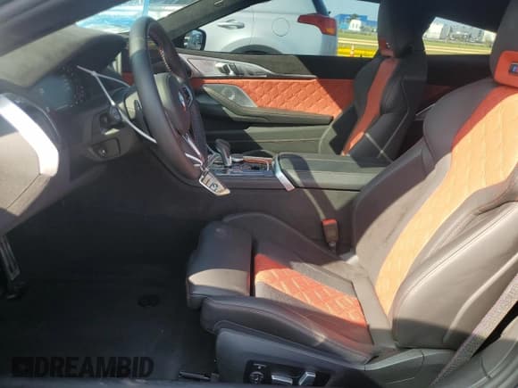 ✅ 2024 BMW M8 Competition • VIN: WBSAE0C02RCN71768 • Lot: 67736554. Wystawiony na Copart z przebiegiem 4 291 mil. Bezpłatny archiwum sprzedaży aukcyjnych z USA i szczegółowy raport historii pojazdu na DreamBid. Zdjęcie 7.