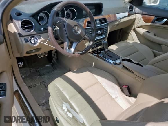 ✅ 2015 Mercedes-Benz C 250 • VIN: WDDGJ4HB8FG353438 • Lot: 66944305. Wystawiony na Copart z przebiegiem 127 768 mil. Bezpłatny archiwum sprzedaży aukcyjnych z USA i szczegółowy raport historii pojazdu na DreamBid. Zdjęcie 8.