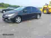 2018 Chevrolet Cruze LS z VIN 1G1BC5SM5J7158901, wystawiony jako IAAI lot #43031111 z przebiegiem 110 072 mil mil oraz . Historia ofert i sprzedaży dostępna na DreamBid. Obrazek 2.