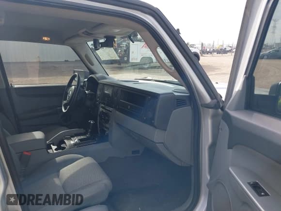 ✅ 2006 Jeep Commander • VIN: 1J8HG48N16C153539 • Lot: 43550842. Wystawiony na IAAI z przebiegiem 185 454 mil. Bezpłatny archiwum sprzedaży aukcyjnych z USA i szczegółowy raport historii pojazdu na DreamBid. Zdjęcie 5.