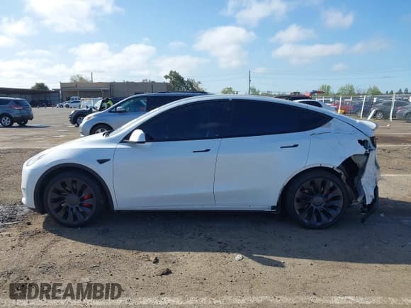 ✅ 2022 Tesla Model Y Performance • VIN: 7SAYGDEF5NF484634 • Lot: 41963038. Wystawiony na IAAI z przebiegiem 31 360 mil. Bezpłatny archiwum sprzedaży aukcyjnych z USA i szczegółowy raport historii pojazdu na DreamBid. Zdjęcie 14.