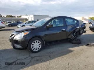 ✅ 2018 Nissan Versa SV • VIN: 3N1CN7AP9JL845813 • Лот: 81507355. Опубликован ранее на Copart с пробегом 71 096 миль. Бесплатный доступ к архиву аукционных продаж из США и подробный отчёт об истории автомобиля на DreamBid. Изображение 1.
