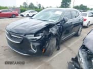 ✅ 2023 Buick Envision Avenir • VIN: LRBFZRR46PD078973 • Lot: 42394094. Wystawiony na IAAI z przebiegiem 24 348 mil. Bezpłatny archiwum sprzedaży aukcyjnych z USA i szczegółowy raport historii pojazdu na DreamBid. Zdjęcie 2.