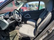 ✅ 2009 Smart fortwo Pure • VIN: WMEEJ31X79K275514 • Lot: 86159415. Wystawiony na Copart z przebiegiem 117 713 mil. Bezpłatny archiwum sprzedaży aukcyjnych z USA i szczegółowy raport historii pojazdu na DreamBid. Zdjęcie 7.