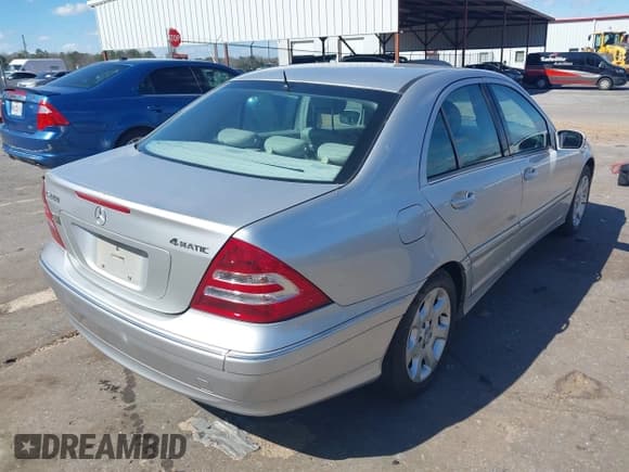 ✅ 2005 Mercedes-Benz C 240 • VIN: WDBRF81J95F599348 • Lot: 41725376. Wystawiony na IAAI z przebiegiem 210 859 mil. Bezpłatny archiwum sprzedaży aukcyjnych z USA i szczegółowy raport historii pojazdu na DreamBid. Zdjęcie 4.