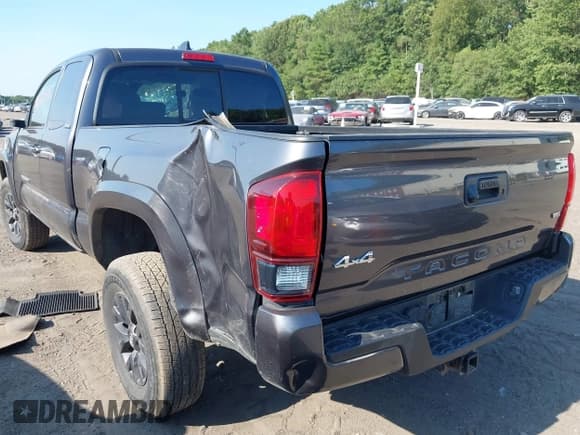 ✅ 2022 Toyota Tacoma SR • VIN: 3TYSZ5AN3NT085883 • Lot: 42825312. Listed on IAAI with 33,121 mi. Free auction sales archive from the USA and detailed vehicle history report at DreamBid. Image 3.