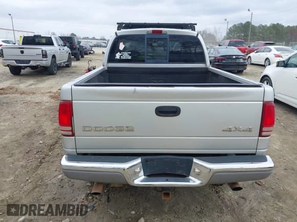 ✅ 2002 Dodge Dakota SLT • VIN: 1B7HG48N82S581583 • Lot: 41525790. Wystawiony na IAAI z przebiegiem 255 806 mil. Bezpłatny archiwum sprzedaży aukcyjnych z USA i szczegółowy raport historii pojazdu na DreamBid. Zdjęcie 16.