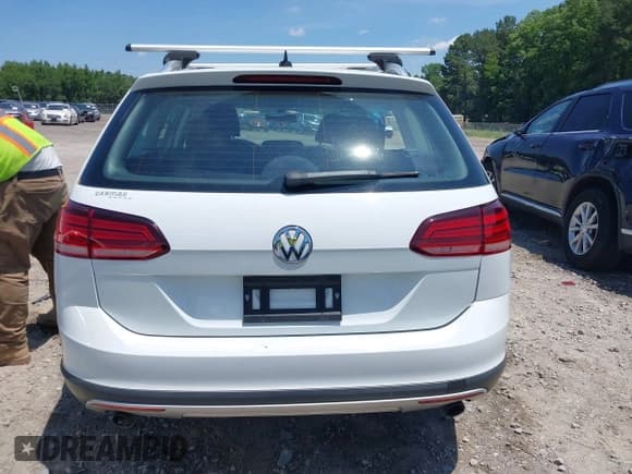 ✅ 2019 Volkswagen Golf S • VIN: 3VWH17AU5KM518869 • Lot: 42457303. Wystawiony na IAAI z przebiegiem 101 107 mil. Bezpłatny archiwum sprzedaży aukcyjnych z USA i szczegółowy raport historii pojazdu na DreamBid. Zdjęcie 17.