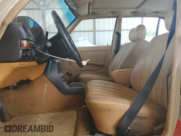 ✅ 1982 Mercedes-Benz 240 • VIN: WDBAB23A5CB334921 • Lot: 61423295. Wystawiony na Copart z przebiegiem 289 133 mil. Bezpłatny archiwum sprzedaży aukcyjnych z USA i szczegółowy raport historii pojazdu na DreamBid. Zdjęcie 7.