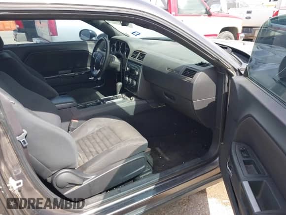 2014 Dodge Challenger SXT 100th Anniversary z VIN 2C3CDYAGXEH298415, wystawiony jako IAAI lot #42133602 z przebiegiem 126 523 mil mil oraz . Historia ofert i sprzedaży dostępna na DreamBid. Obrazek 5.